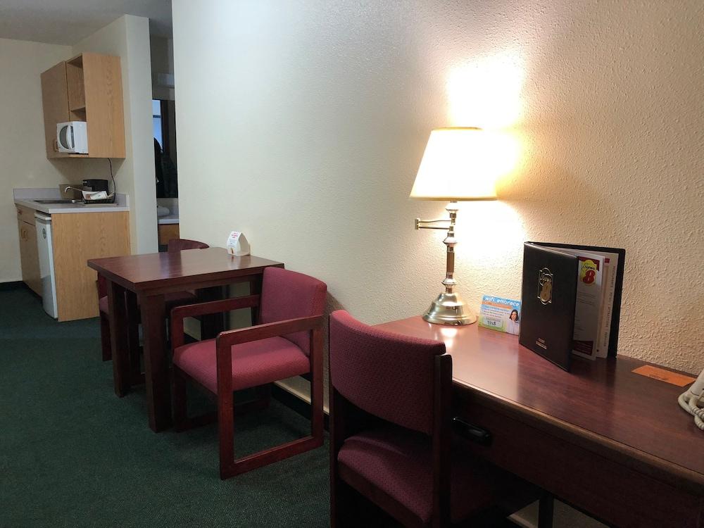 Super 8 By Wyndham Moose Jaw Sk Ξενοδοχείο Εξωτερικό φωτογραφία
