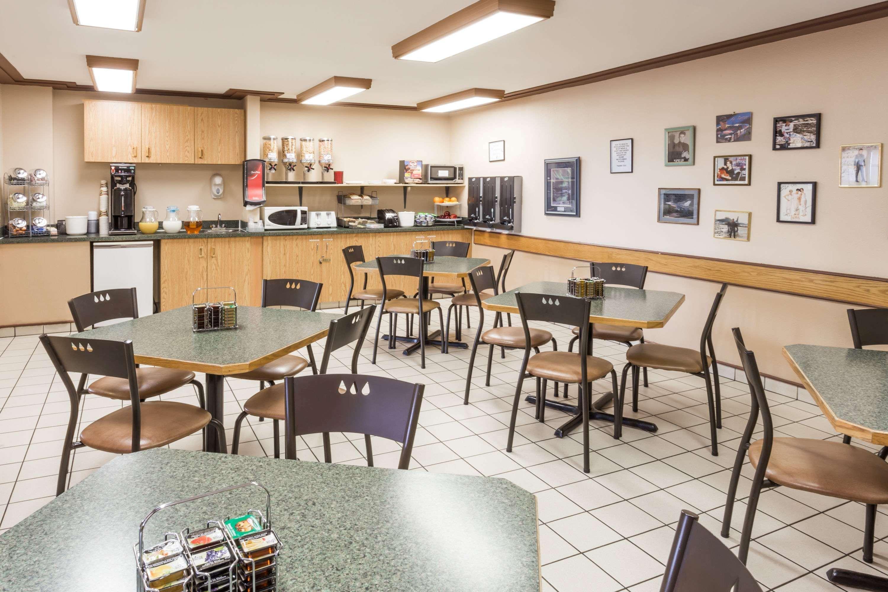 Super 8 By Wyndham Moose Jaw Sk Ξενοδοχείο Εξωτερικό φωτογραφία