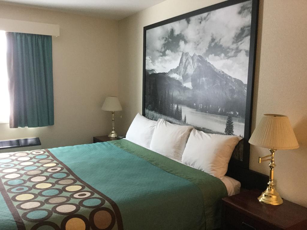 Super 8 By Wyndham Moose Jaw Sk Ξενοδοχείο Εξωτερικό φωτογραφία