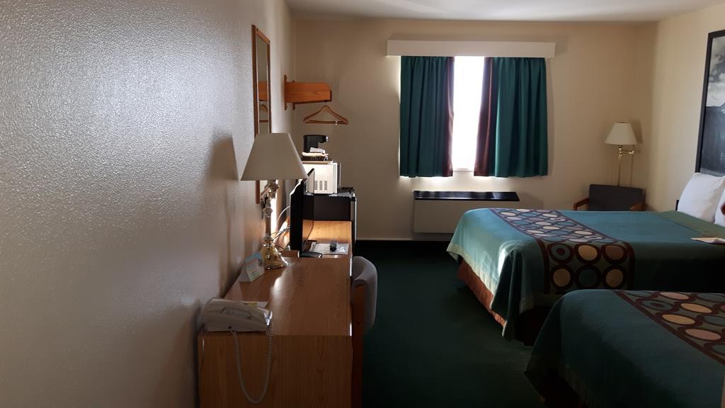 Super 8 By Wyndham Moose Jaw Sk Ξενοδοχείο Εξωτερικό φωτογραφία