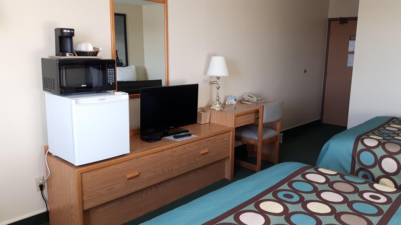Super 8 By Wyndham Moose Jaw Sk Ξενοδοχείο Εξωτερικό φωτογραφία