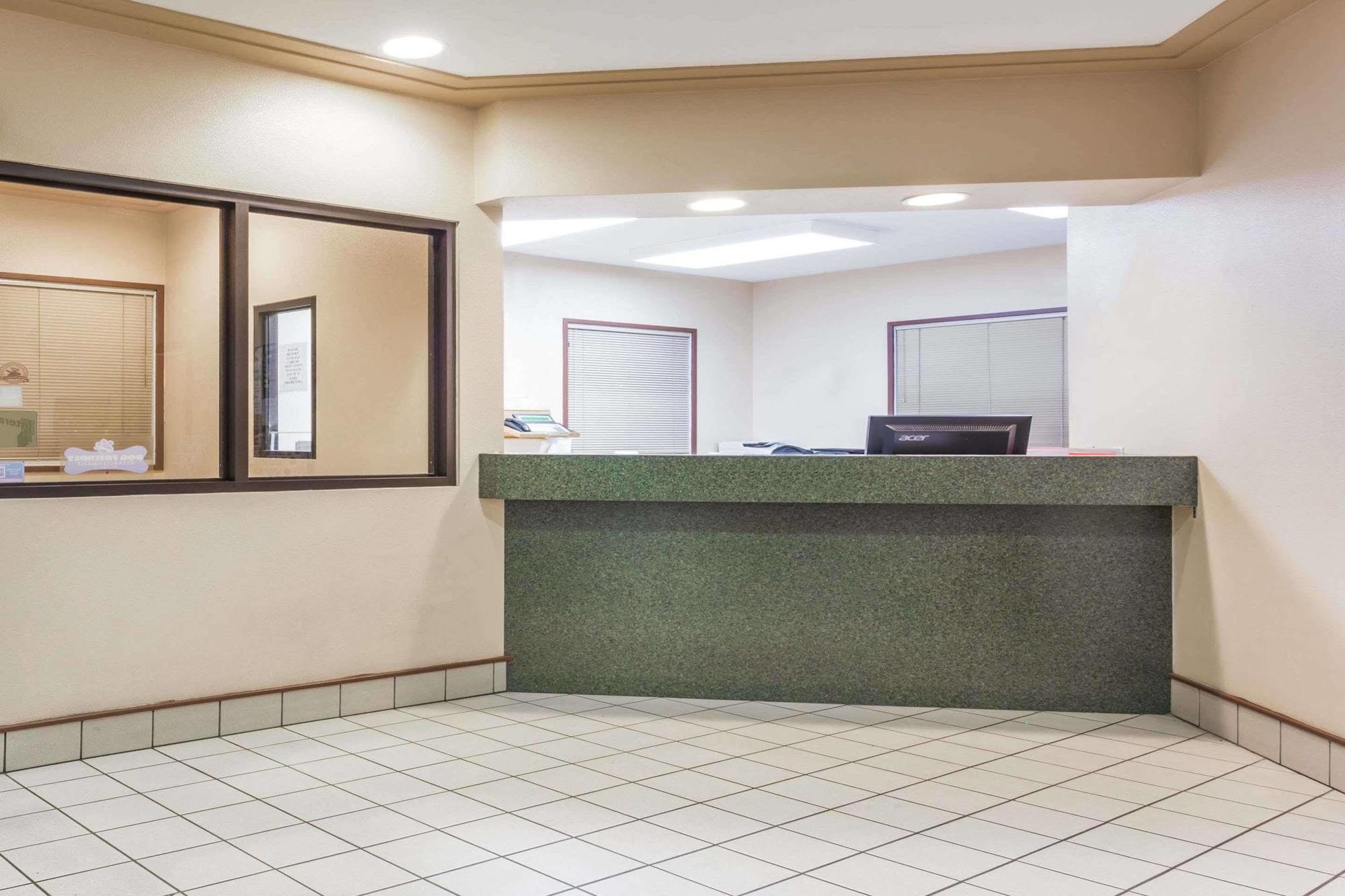 Super 8 By Wyndham Moose Jaw Sk Ξενοδοχείο Εξωτερικό φωτογραφία