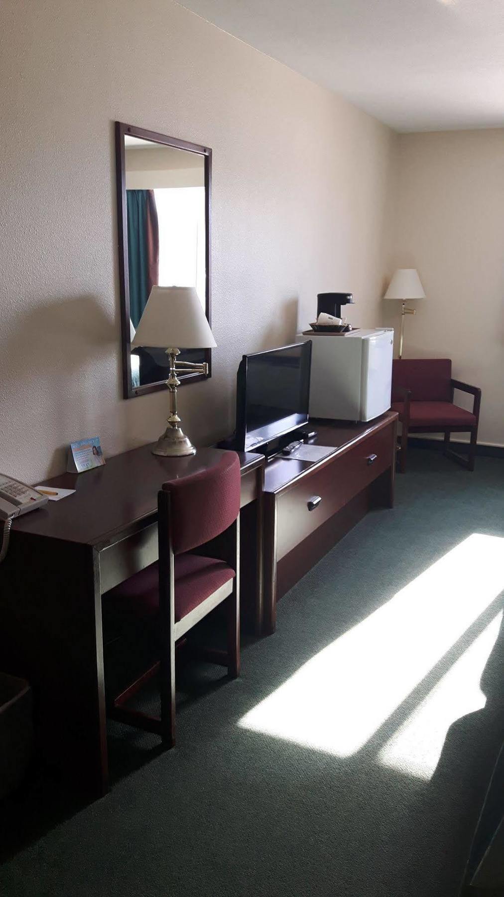 Super 8 By Wyndham Moose Jaw Sk Ξενοδοχείο Εξωτερικό φωτογραφία