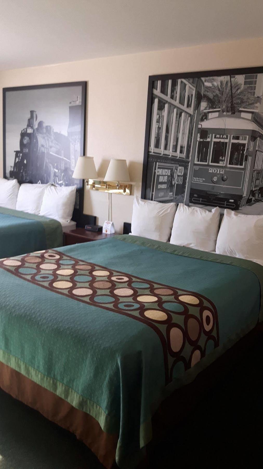 Super 8 By Wyndham Moose Jaw Sk Ξενοδοχείο Εξωτερικό φωτογραφία